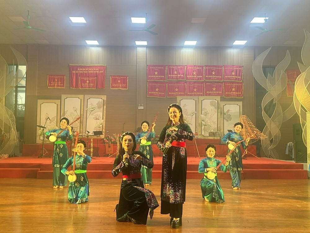 Các nghệ sĩ tập luyện cho chương trình nghệ thuật hữu nghị Việt Nam - Trung Quốc
