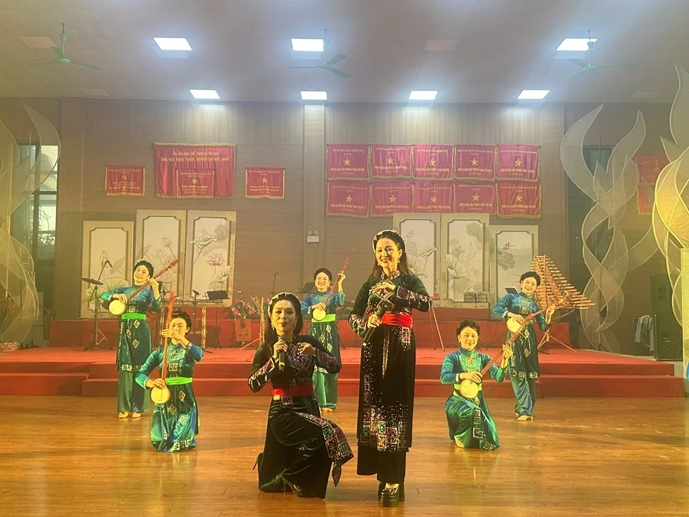Các nghệ sĩ tập luyện cho chương trình nghệ thuật hữu nghị Việt Nam - Trung Quốc