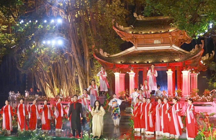 Trình diễn nghệ thuật “Áo dài trên con đường di sản” ở Lễ hội Văn hóa thế giới Hà Nội năm 2025 tại Trung tâm di sản Hoàng thành Thăng Long.