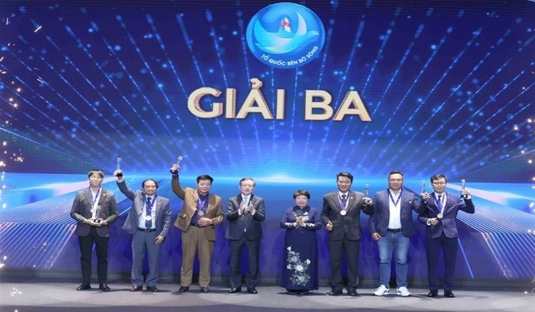 Các tác giả đoạt giải Ba tại Cuộc thi ảnh nghệ thuật cấp quốc gia “Tổ quốc bên bờ sóng” lần thứ III.