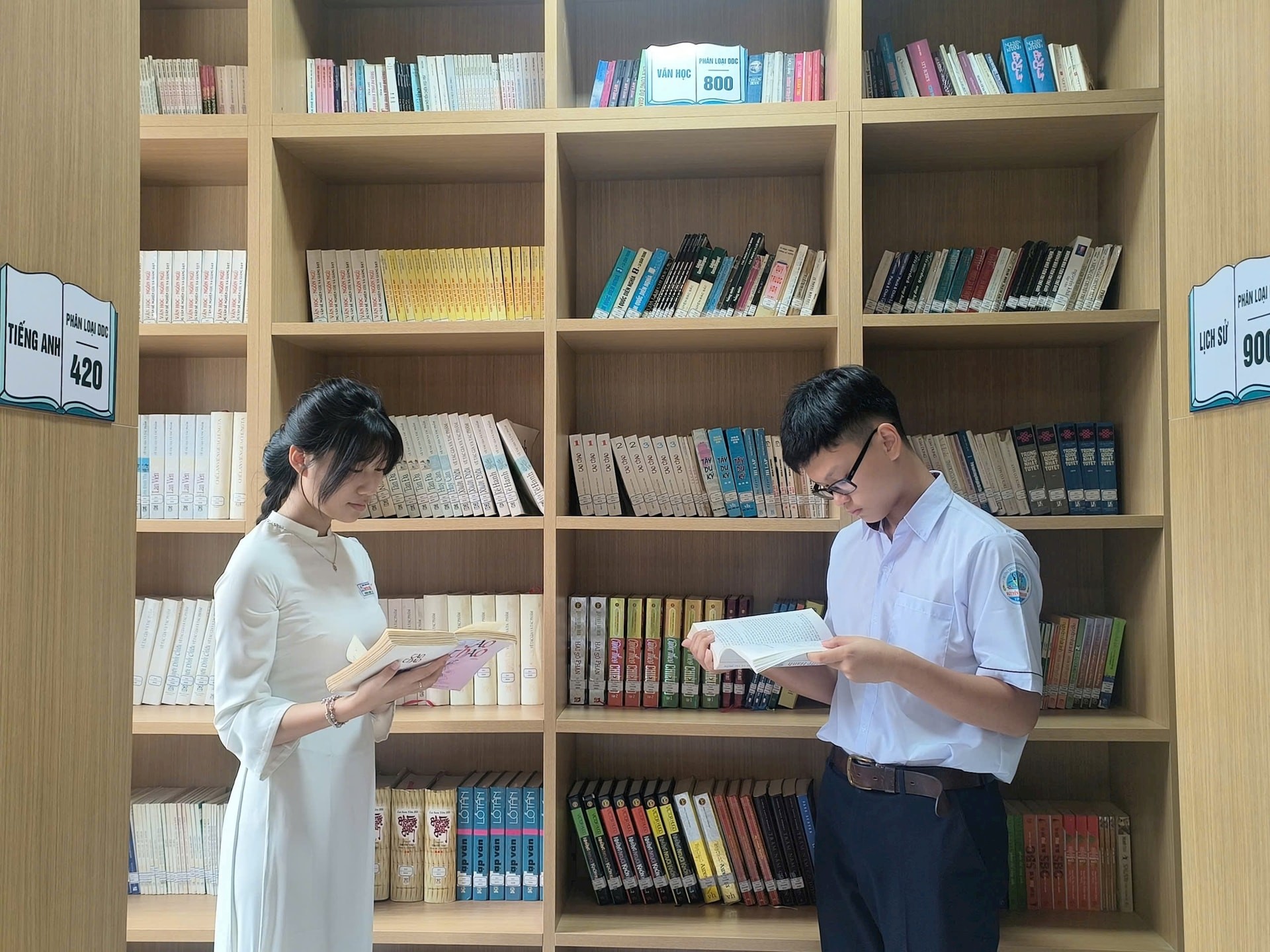 Việc thống nhất một bộ sách giáo khoa toàn quốc giúp học sinh học thuận lợi, giảm chi phí cho gia đình và bảo đảm công bằng. Việc thống nhất một bộ sách giáo khoa toàn quốc giúp học sinh học thuận lợi, giảm chi phí cho gia đình và bảo đảm công bằng.