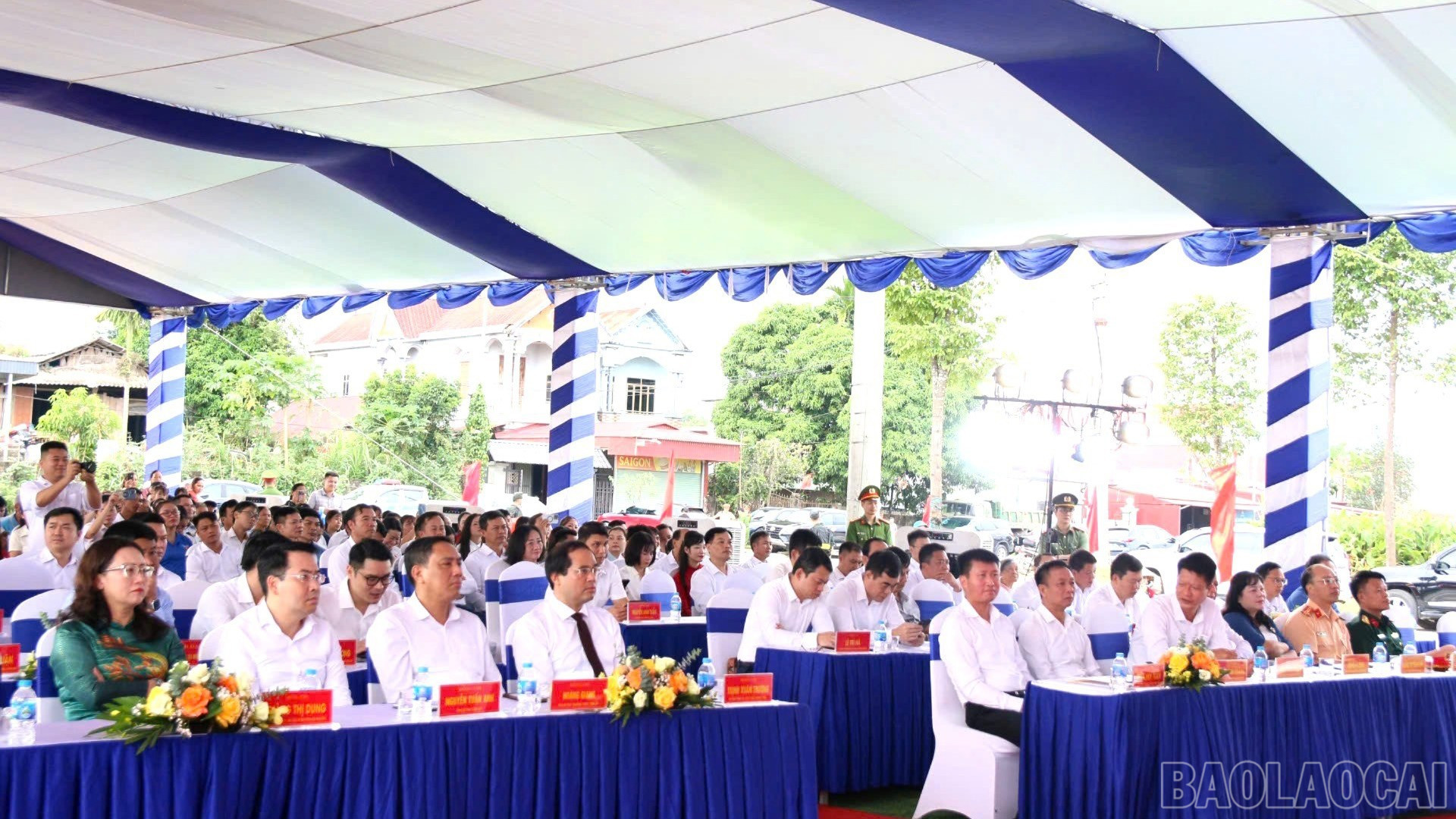 Các đồng chí lãnh đạo tỉnh tham dự lễ khánh thành. baolaocai-br_25-9-khanhtanh1.jpg