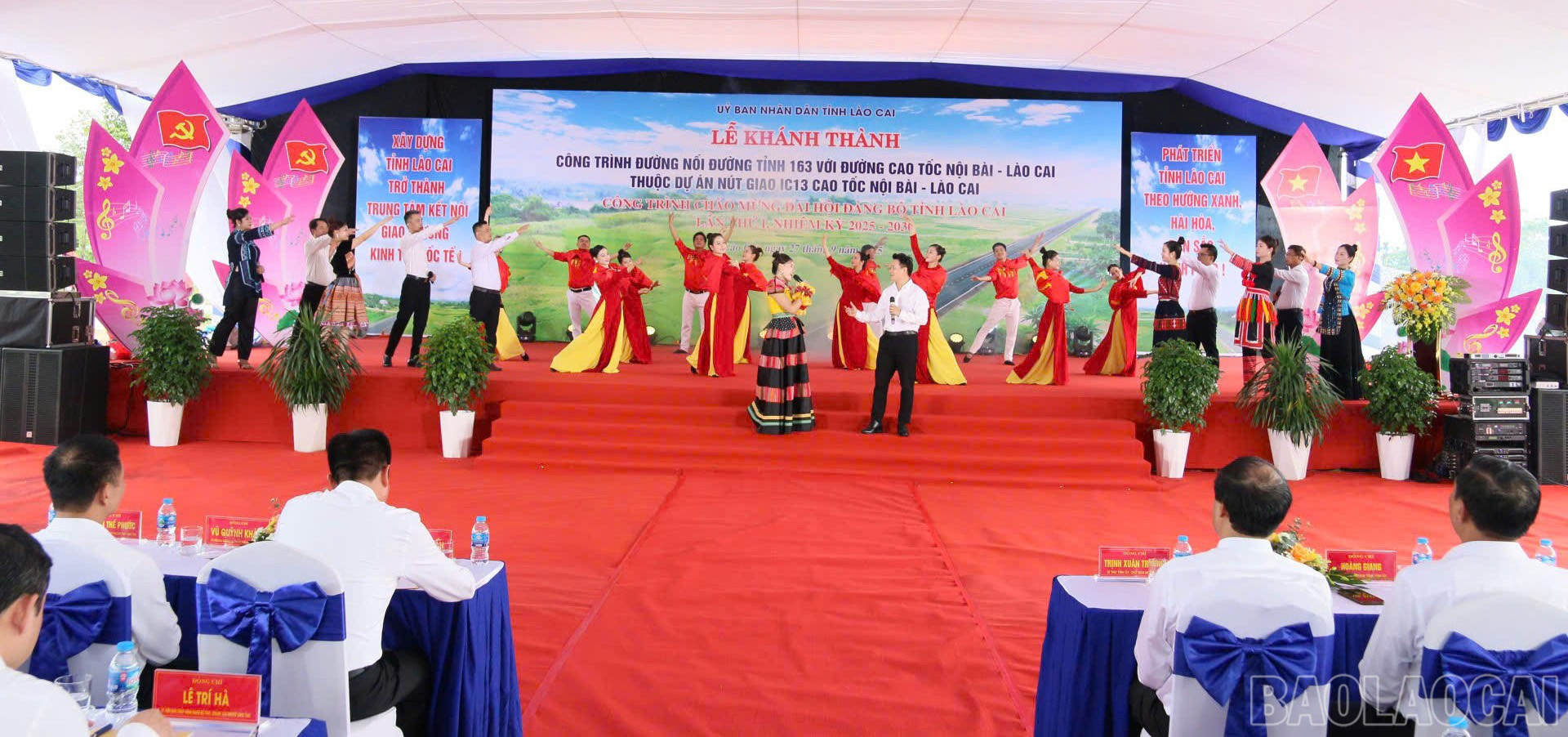 Một số tiết mục văn nghệ tại lễ khánh thành. baolaocai-br_27-9-vannghe2.jpg