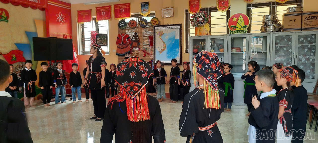 Tham gia câu lạc bộ, các thành viên câu lạc bộ phát huy tinh thần đoàn kết, giúp đỡ nhau trong học tập. baolaocai-br_z7052782338468-ff6c7dc910ba7cf0d2b1878aaa3a0007-7219.jpg