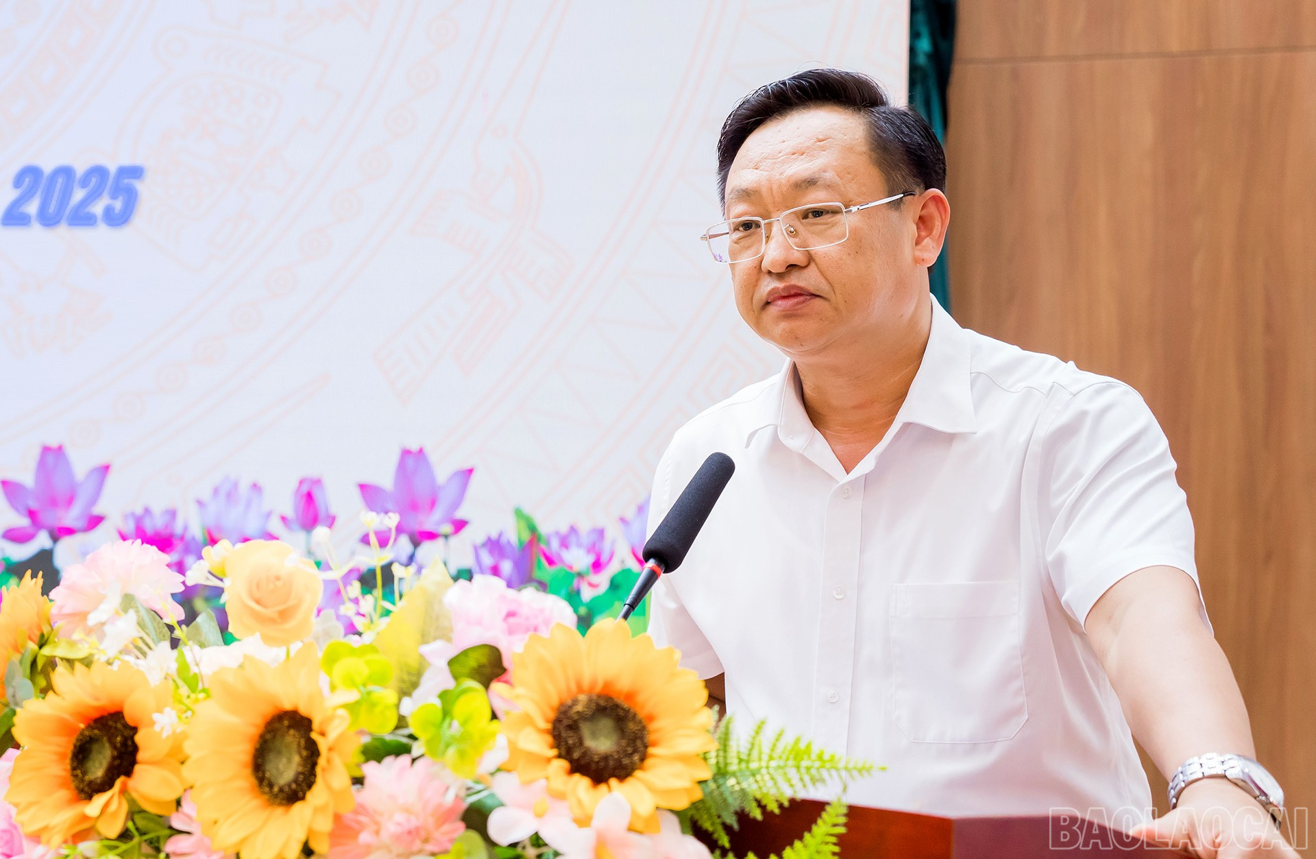 Đồng chí Bí thư Đảng ủy xã Mường Khương - Giàng Seo Vần phát biểu khai mạc và quán triệt các nội dung văn bản của Trung ương. baolaocai-br_27-9-phatbieu1.jpg
