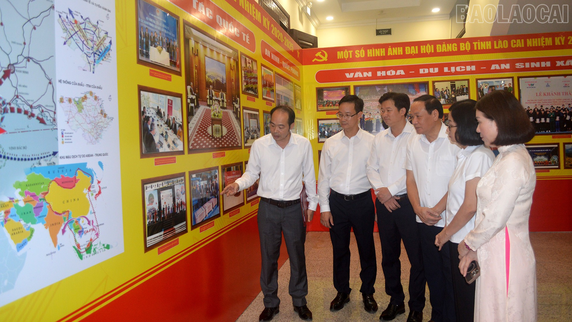 Các đại biểu tham quan không gian trưng bày "Thành tựu kinh tế - xã hội tỉnh Lào Cai giai đoạn 2020 - 2025". baolaocai-tr_27-9-trienlam.jpg