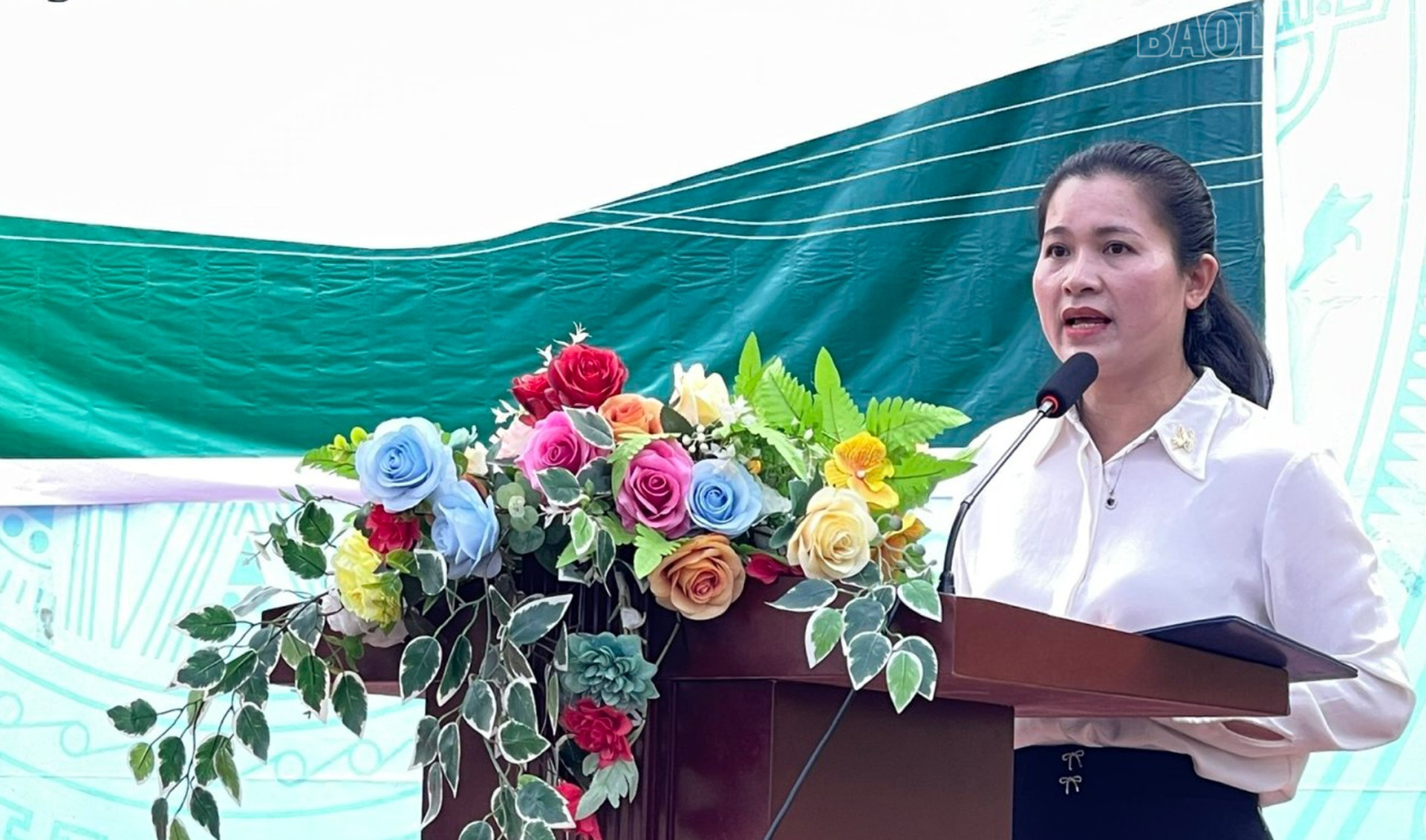 Đại diện Trường Trung học cơ sở Gia Hội phát biểu tại lễ khánh thành và bàn giao công trình. baolaocai-tr_truonggiahoi.jpg