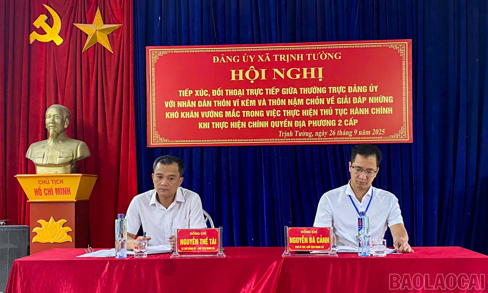 Các đồng chí Nguyễn Thế Tài - Bí thư Đảng ủy, Chủ tịch HĐND xã; Nguyễn Bá Cảnh - Phó Bí thư Đảng uỷ, Chủ tịch UBND xã chủ trì hội nghị. baolaocai-br_27-9-trinh-tuong3.jpg