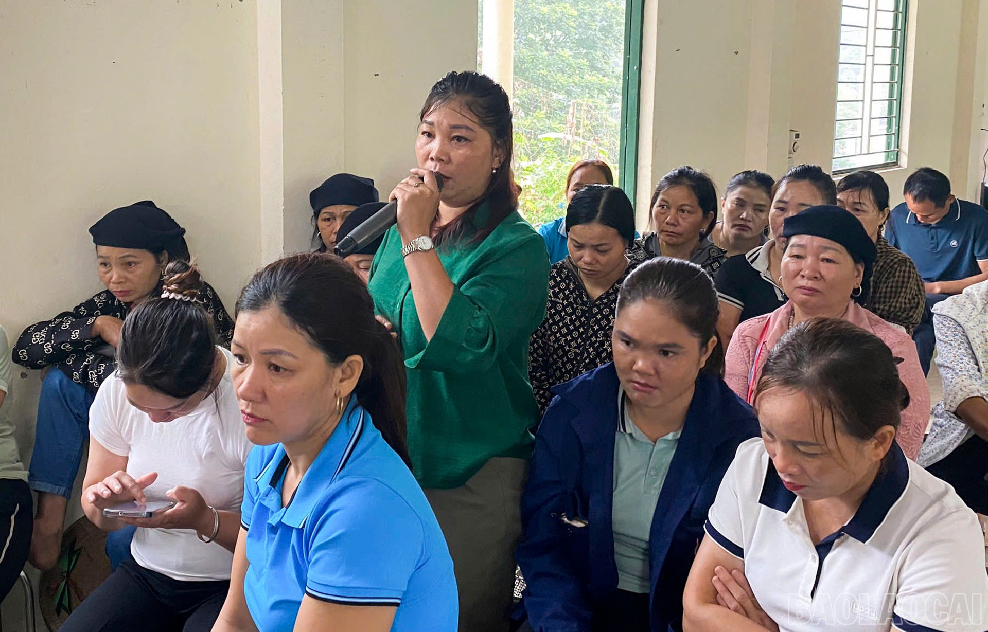 Nhân dân tham gia phát biểu ý kiến. baolaocai-br_27-9-trinh-tuong2.jpg