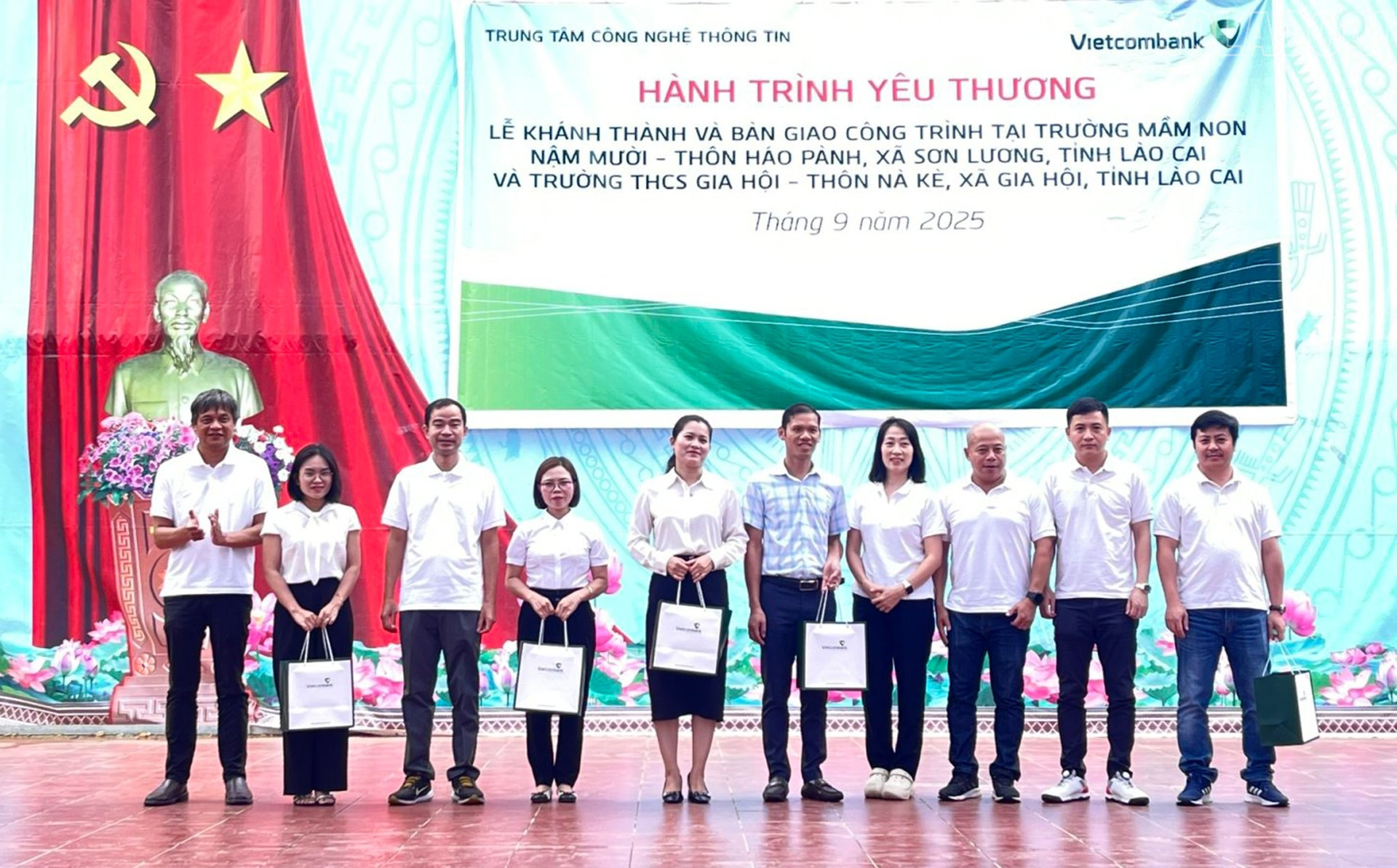 Ngân hàng Vietcombank trao quà cho Trường THCS Gia Hội và Trường Mầm non Nậm Mười. baolaocai-tr_ngan-hang3.jpg