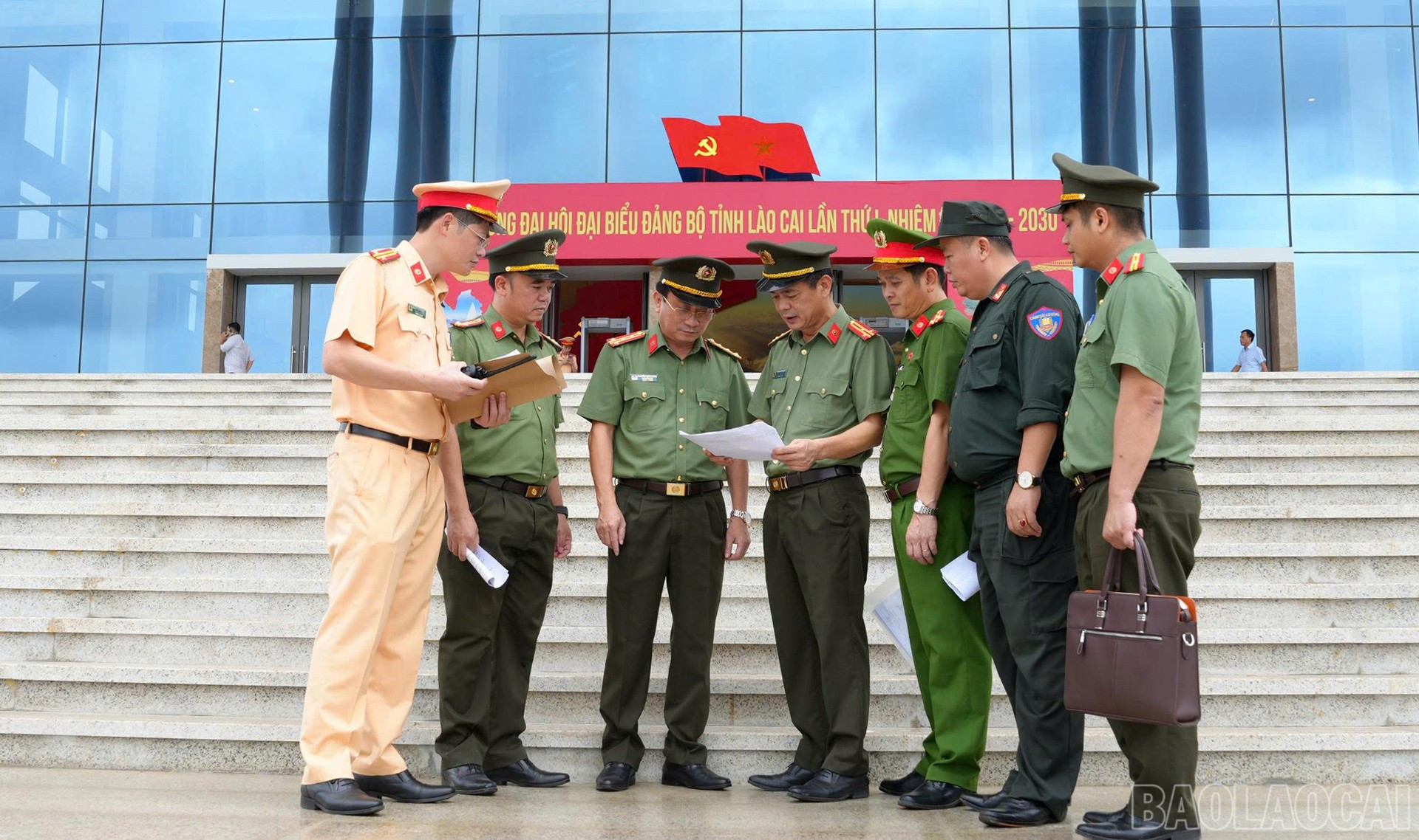 Đồng chí Đại tá Nguyễn Mạnh Hùng - Phó Giám đốc Công an tỉnh Lào Cai kiểm tra công tác bảo đảm an ninh trật tự tại Trung tâm hội nghị tỉnh - nơi diễn ra Đại hội đại biểu Đảng bộ tỉnh Lào Cai lần thứ I. baolaocai-br_27-9-cong-an1.jpg