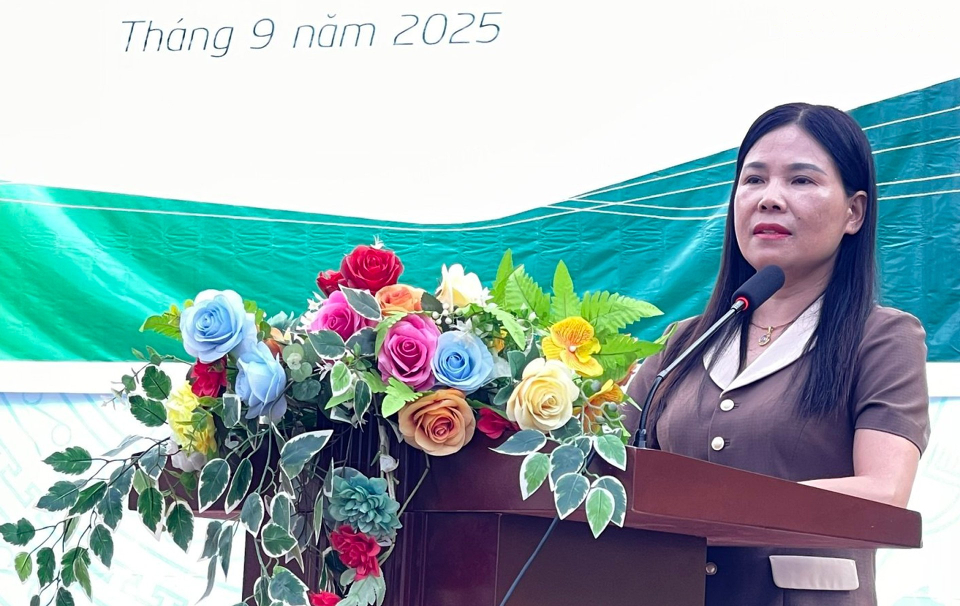 Đồng chí Nguyễn Thị Bích Nhiệm - Ủy viên Ban Chấp hành Đảng bộ tỉnh, Phó Chủ tịch phụ trách Ủy ban Mặt trận Tổ quốc Việt Nam phát biểu tại lễ khánh thành và bàn giao công trình. baolaocai-tr_ba-nhiem.jpg