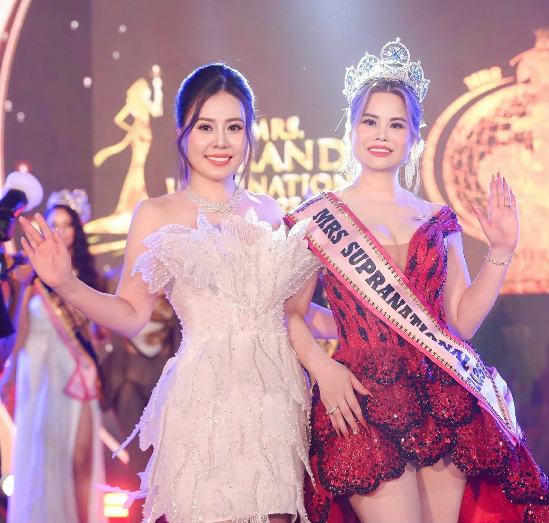 Hoa hậu Nguyễn Thị Huyên (bên phải) và Hoa hậu Quý bà Hòa bình quốc tế 2022 Phan Kim Oanh.