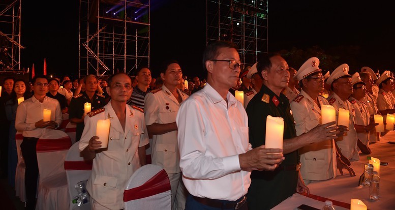 Các đại biểu thắp nến tri ân tại Chương trình. Các đại biểu thắp nến tri ân tại Chương trình.