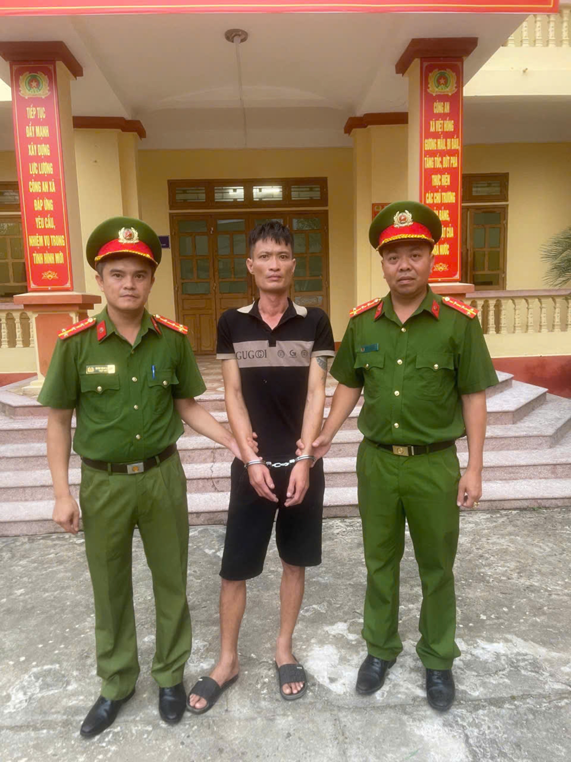 Đối tượng Trần Văn Tuấn tại cơ quan điều tra. 1-8-viethong1.jpg