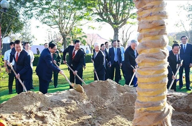 Thủ tướng Phạm Minh Chính và các đại biểu trồng cây tại Khu lưu niệm Thủ tướng Phạm Văn Đồng ở xã Mộ Đức, tỉnh Quảng Ngãi.