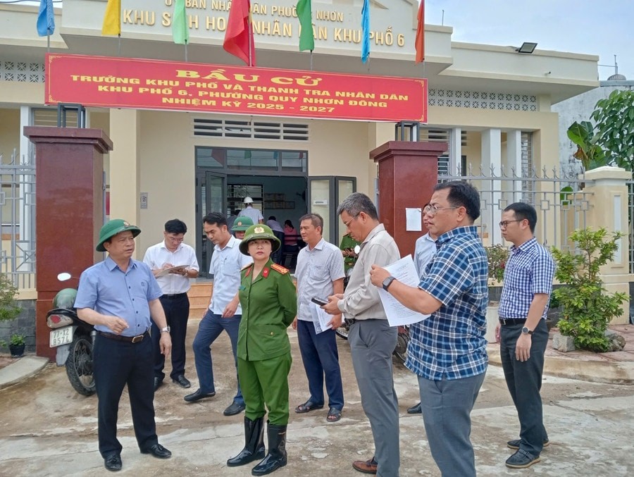Lãnh đạo tỉnh Gia Lai kiểm tra khu trú bão tại phường Quy Nhơn Đông. Ảnh: Ngô Sương