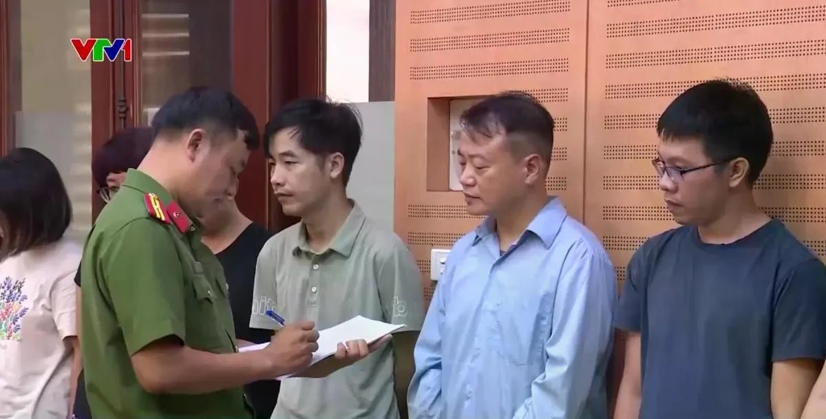 Ông Nguyễn Hòa Bình (áo sơ mi xanh) hiện đứng trước cáo buộc nghiêm trọng về tội Rửa tiền.