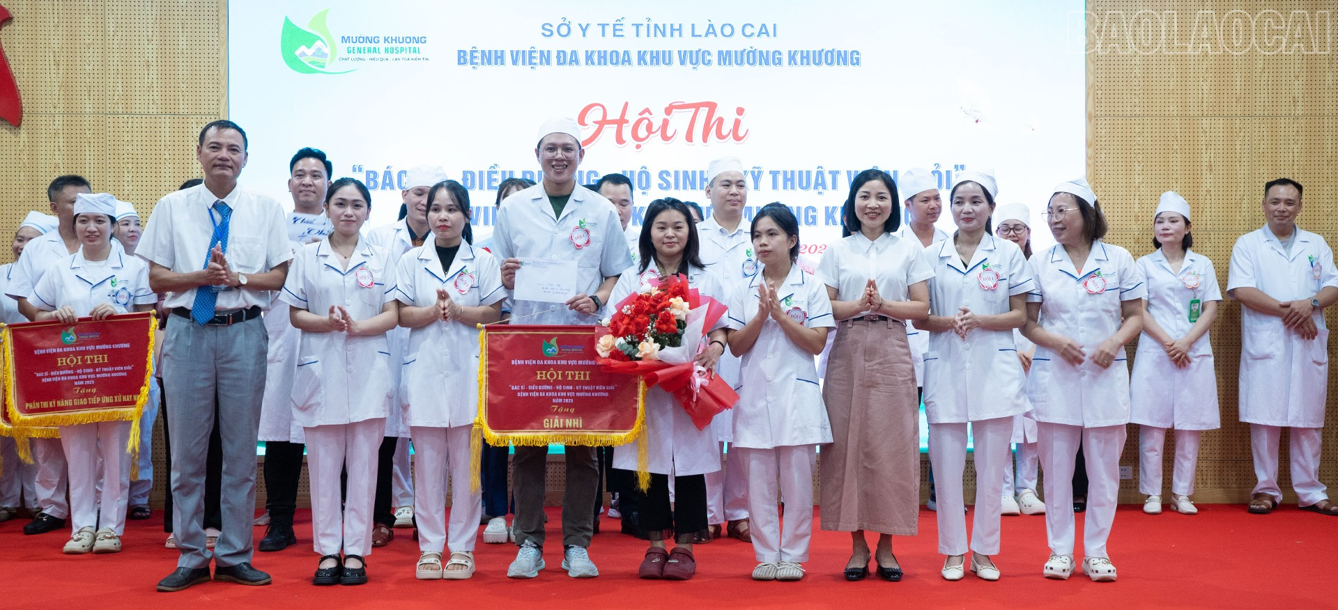 Ban Tổ chức trao giải Nhì cho đội thi. baolaocai-tr_giai-nhi.jpg