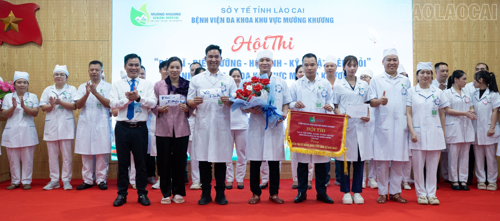 Ban Tổ chức trao giải Nhất cho đội thi. baolaocai-tr_giai-nhat.jpg