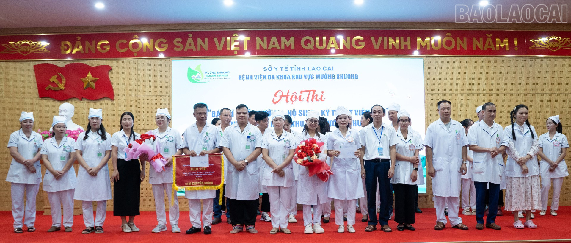 Ban Tổ chức trao đồng giải Khuyến khích cho các đội thi. baolaocai-tr_gia-kk.jpg