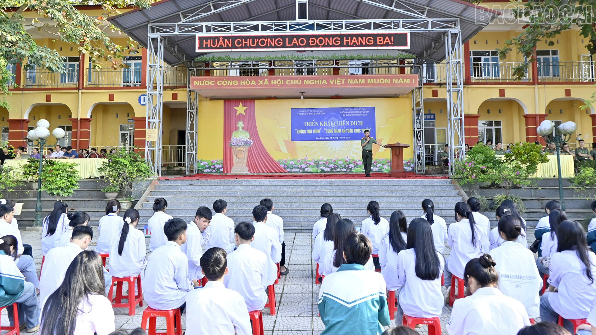 Scen för kampanjens lanseringsceremoni på Le Quy Don High School, Tran Yen kommun. baolaocai-tr_anh-1-1509.jpg