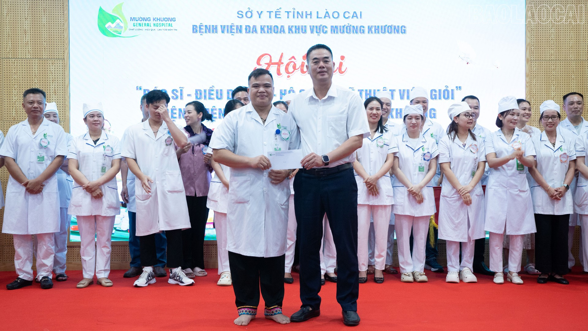 Ban Tổ chức trao giải cho diễn viên xuất sắc nhất hội thi. baolaocai-tr_xuat-sac.jpg