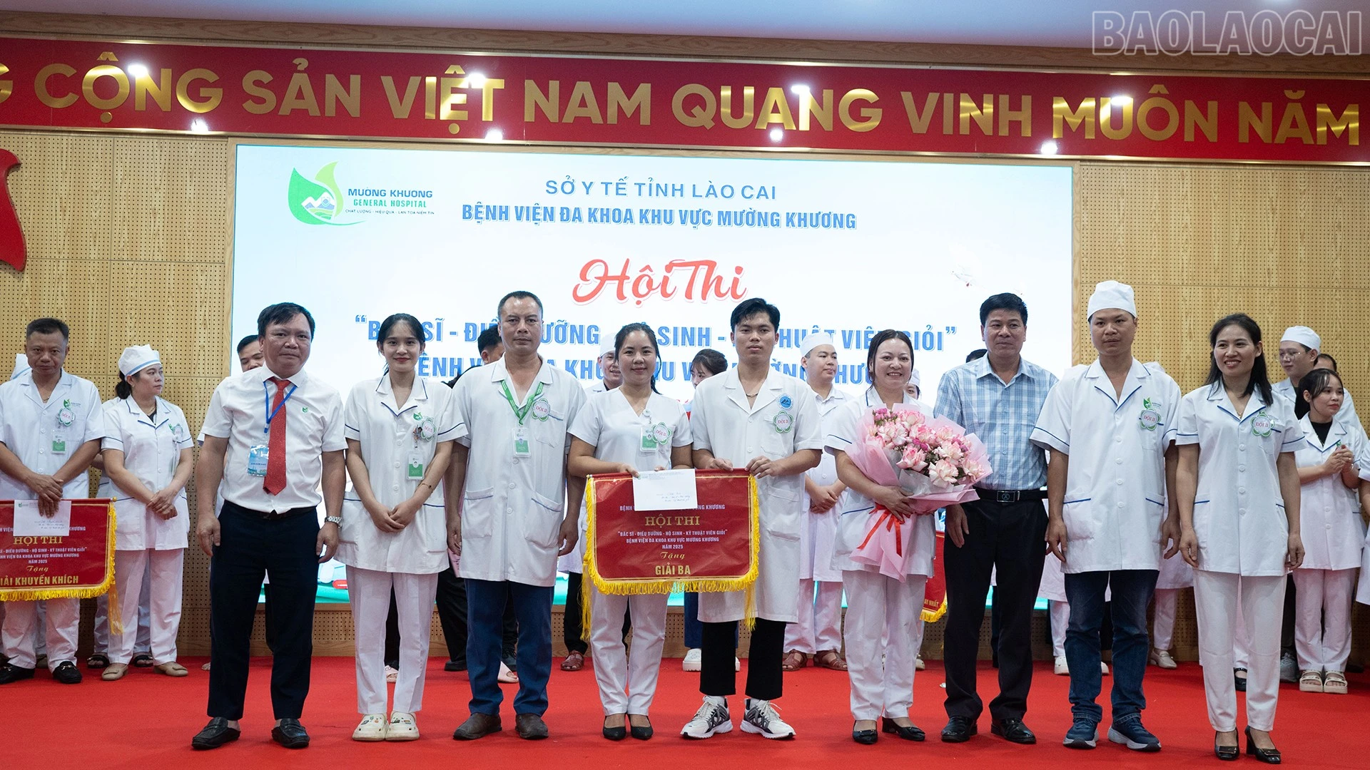 Ban Tổ chức trao giải Ba cho đội thi.