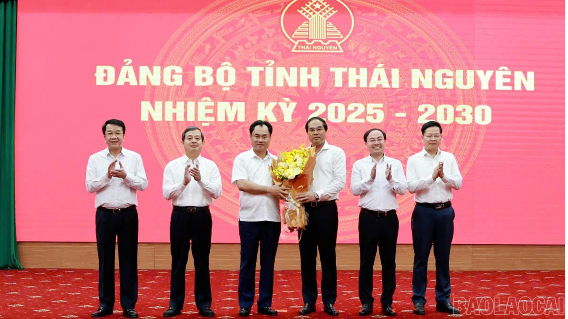 Ban Thường vụ Tỉnh ủy 2 tỉnh Thái Nguyên và Lào Cai trao đổi kinh nghiệm công tác xây dựng Đảng. baolaocai-br_19-10-anh-bia.jpg