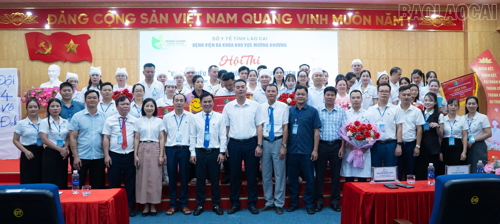 Các đại biểu chụp ảnh lưu niệm cùng các thí sinh tham gia hội thi. baolaocai-tr_cac-dai-bieu-chup-luu-niem.jpg
