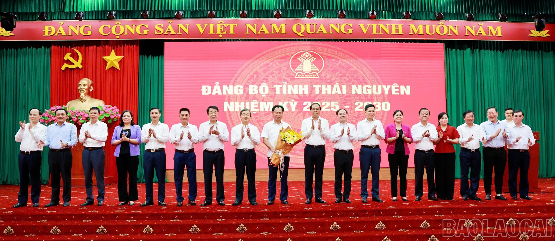 Các đồng chí lãnh đạo 2 tỉnh Thái Nguyên - Lào Cai chụp ảnh lưu niệm tại buổi làm việc, chia sẻ kinh nghiệm trong công tác. baolaocai-br_19-10-tanghoa.jpg