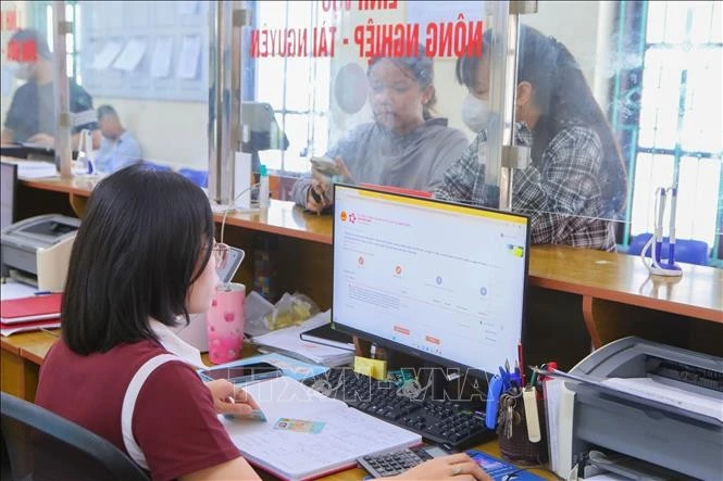 Cán bộ Trung tâm phục vụ hành chính công xã Nam Trực (Ninh Bình) tiếp nhận hồ sơ đất đai cho công dân.