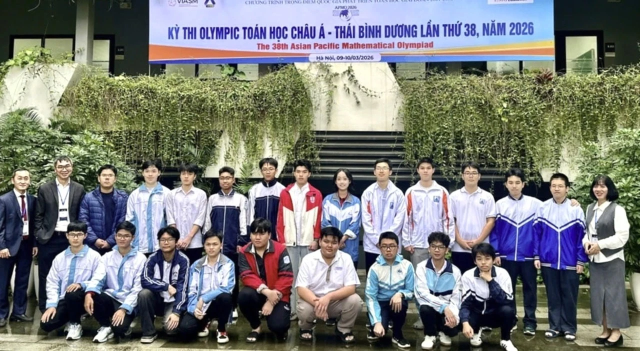 Đoàn học sinh Việt Nam thi Olympic toán học châu Á - Thái Bình Dương cùng các thầy cô giáo.