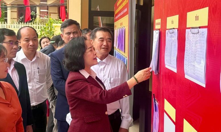 Phó Chủ tịch Quốc hội Nguyễn Thị Thanh cùng đoàn công tác kiểm tra thực tế tại một khu vực bỏ phiếu ở Quảng Ninh.