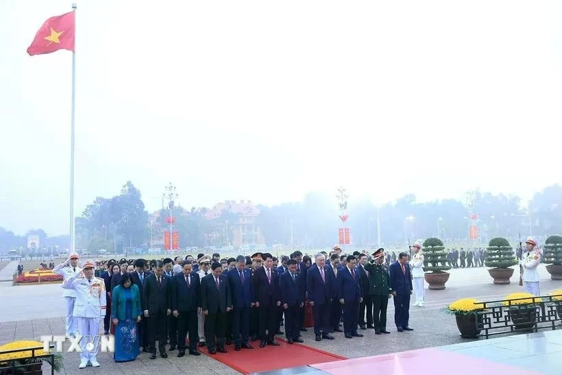 Các đại biểu vào Lăng viếng Chủ tịch Hồ Chí Minh.