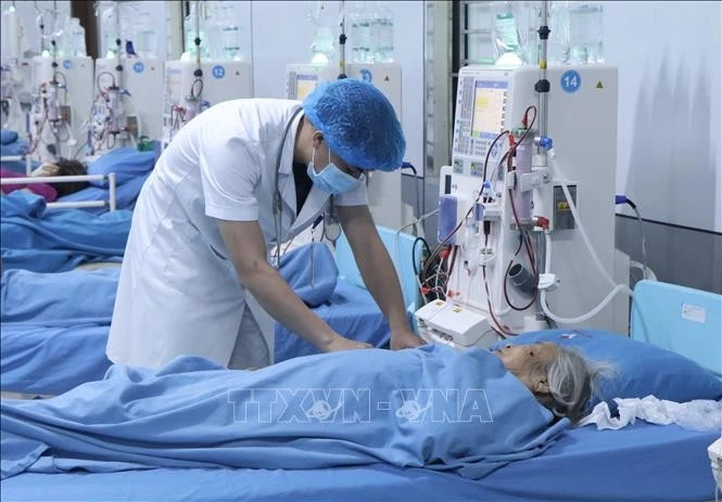Các bệnh nhân chạy thận nhân tạo đến từ tỉnh Tuyên Quang được Bệnh viện đa khoa Hùng Vương tiếp nhận, điều trị kịp thời.