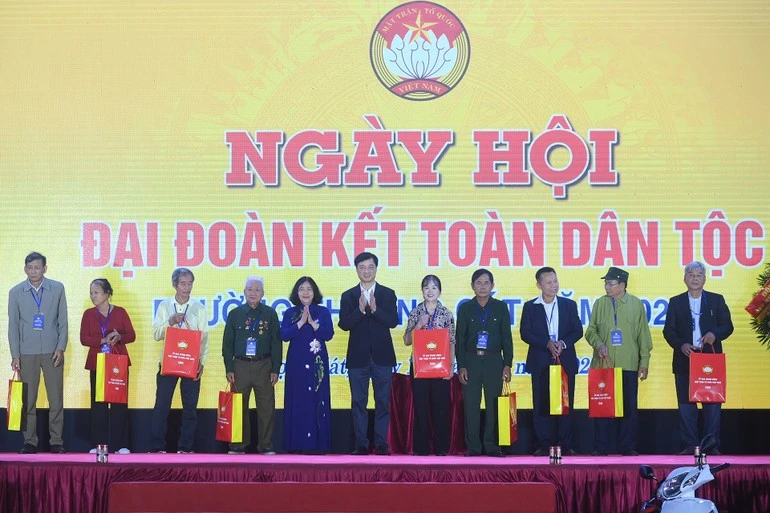 Đồng chí Bùi Thị Minh Hoài và đồng chí Nguyễn Duy Ngọc trao quà tặng nhân dân phường Thượng Cát.