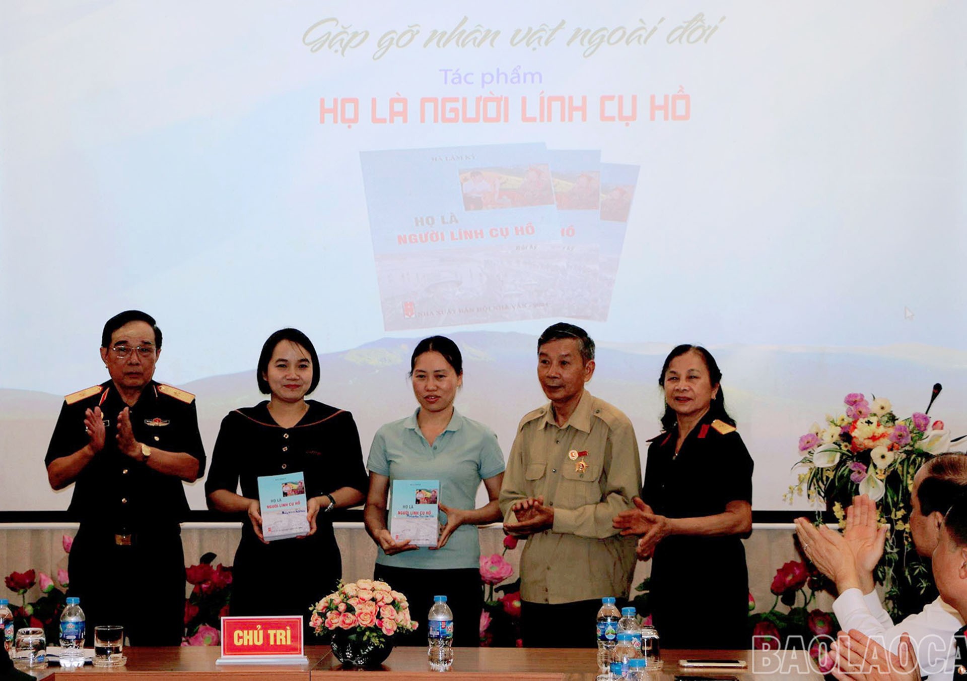 Nhà văn Hà Lâm kỳ tặng sách cho các đơn vị. 15-8-tang-sach.jpg