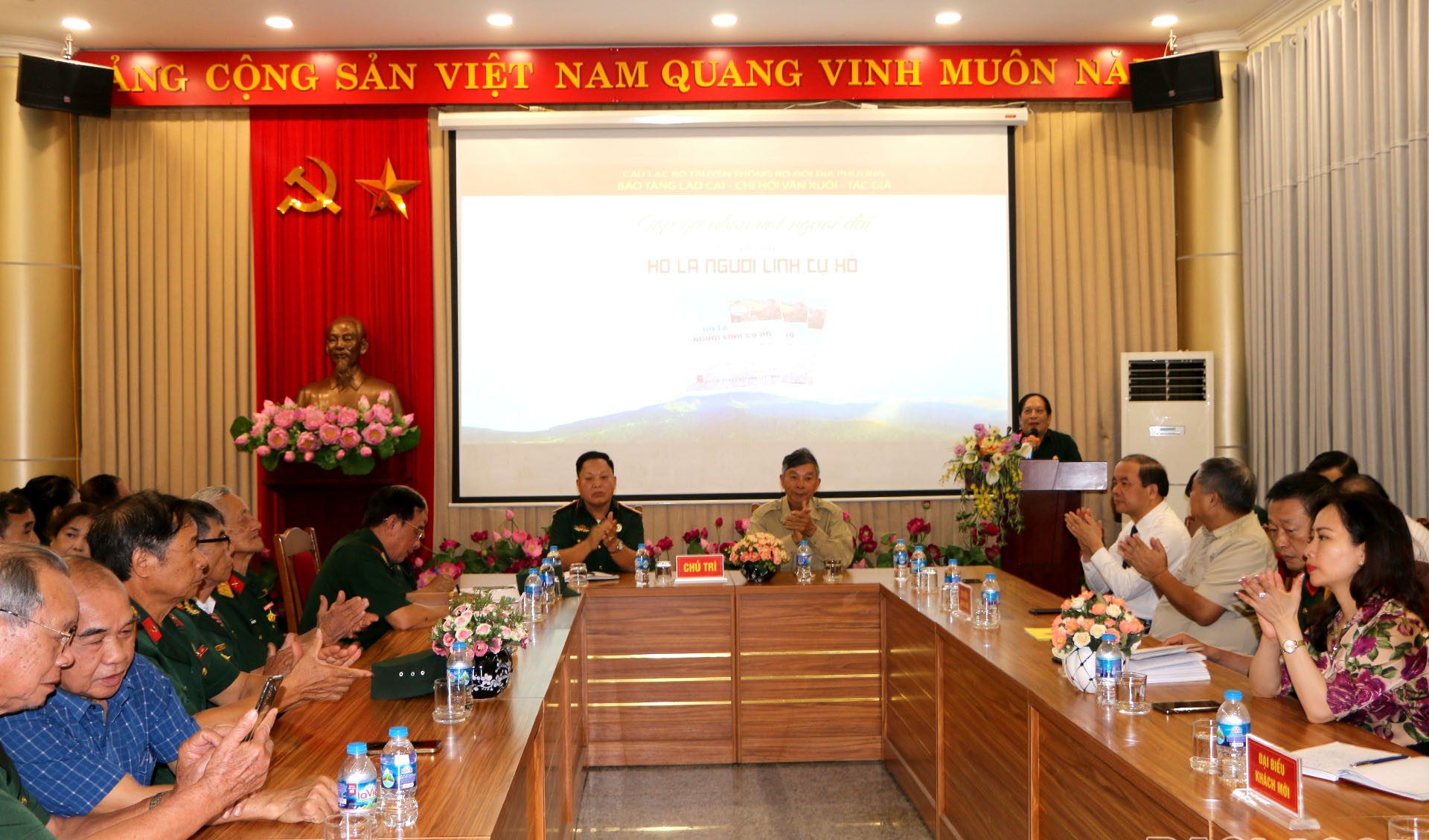 Quang cảnh buổi gặp nhân vật ngoài đời tác phẩm “Họ là người lính cụ Hồ” của nhà văn Hà Lâm Kỳ. 15-8-quangcanh.jpg
