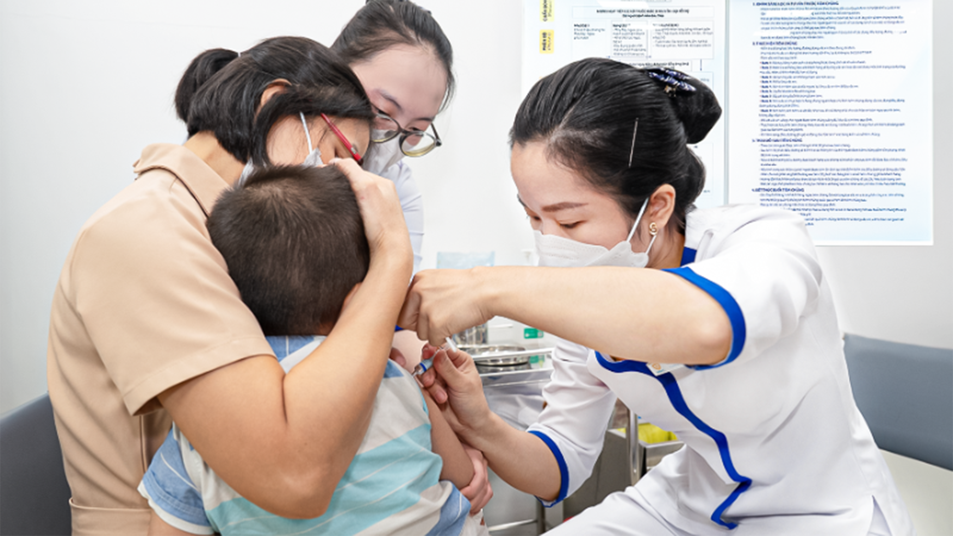 Lần đầu tiên Việt Nam triển khai tiêm vaccine phòng bệnh do não mô cầu cho trẻ em từ 6 tuần tuổi và người lớn. 15-8-tiemchung.png