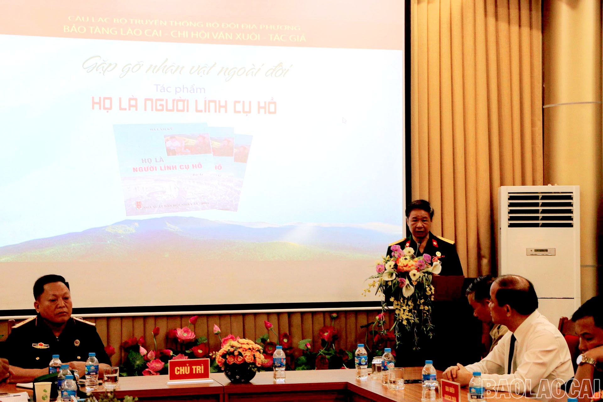 Đại úy, Bác sĩ Quân y Hoàng Đức Vượng - nhân vật trong bài viết "Gặp người, mổ, cứu thương binh" phát biểu cảm nhận. 15-8-ong-vuong.jpg