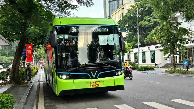 Hà Nội tăng cường 4 tuyến xe buýt vận chuyển hành khách sang Hội chợ mùa Thu.