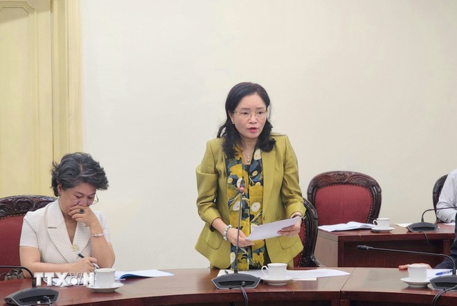 Bà Trịnh Thị Thủy, Thứ trưởng Bộ Văn hóa, Thể thao và Du lịch báo cáo tại cuộc họp.