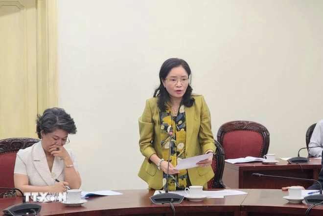 Bà Trịnh Thị Thủy, Thứ trưởng Bộ Văn hóa, Thể thao và Du lịch báo cáo tại cuộc họp.