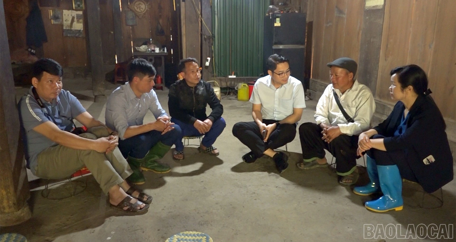 Đồng chí Ngô Hoài Linh dành nhiều thời gian đến thăm hỏi, động viên các gia đình có hoàn cảnh khó khăn và chịu ảnh hưởng trận dông lốc chiều 26/3 vừa qua.