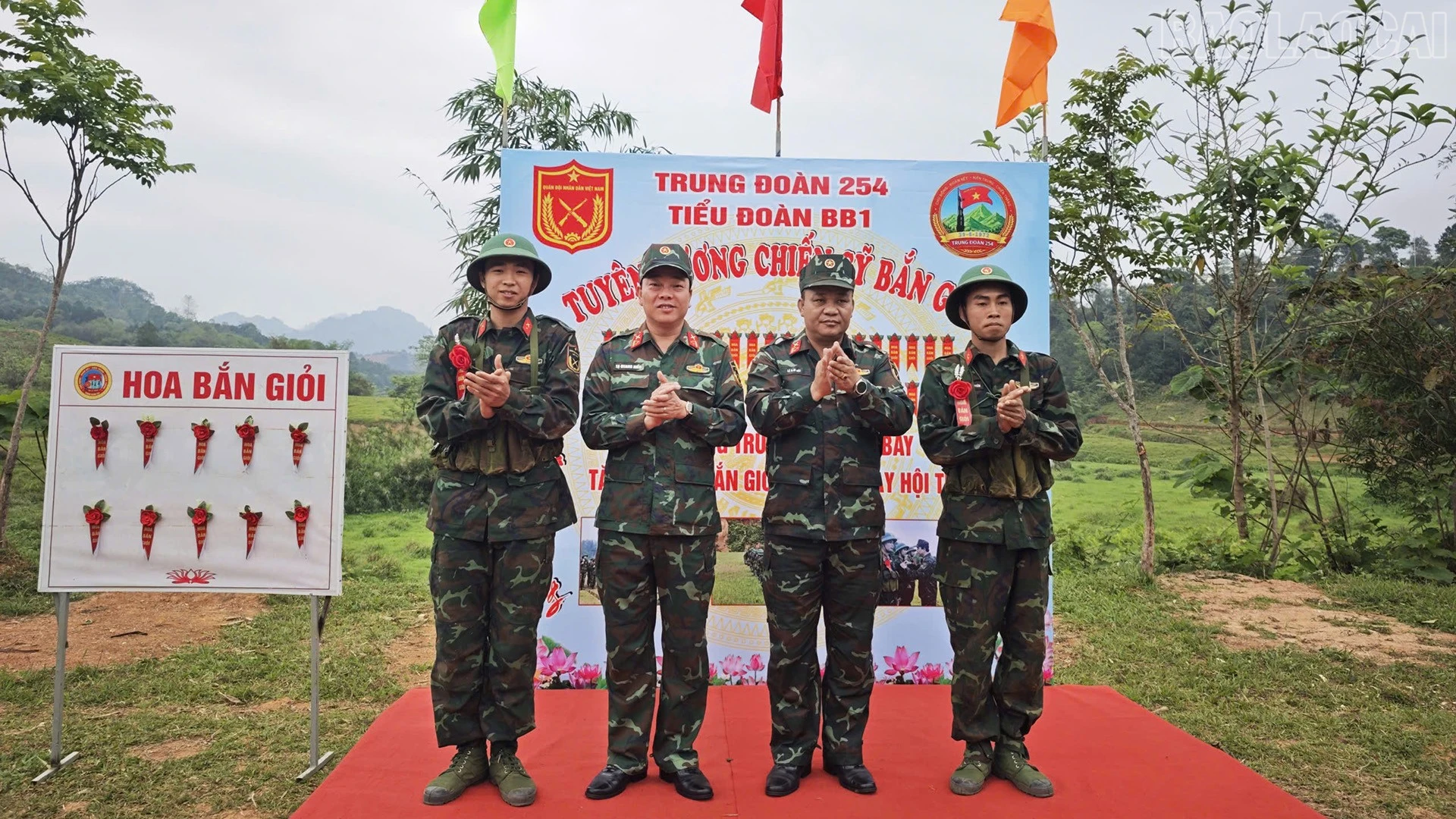 Thủ trưởng Trung đoàn 254 tuyên dương chiến sĩ bắn giỏi.