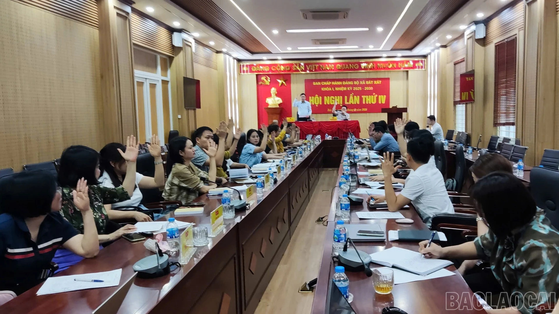 Các đại biểu biểu quyết thông qua nghị quyết của hội nghị.