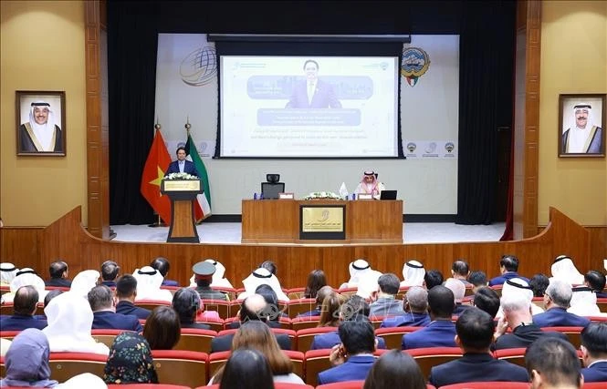 Thủ tướng Phạm Minh Chính phát biểu về chính sách của Việt Nam tại Học viện Ngoại giao Kuwait.