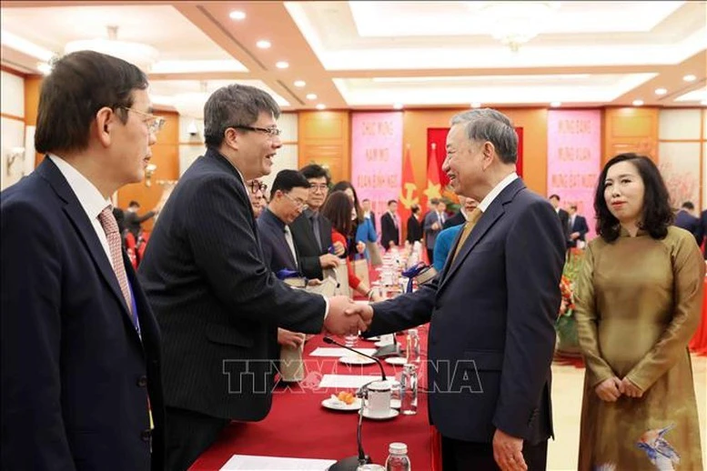 Tổng Bí thư Tô Lâm với các đại biểu tham dự Chương trình Xuân Quê hương 2026.