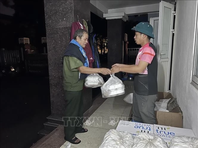 Phường Thục Phán hỗ trợ các suất cơm tối cho người dân sơ tán. .